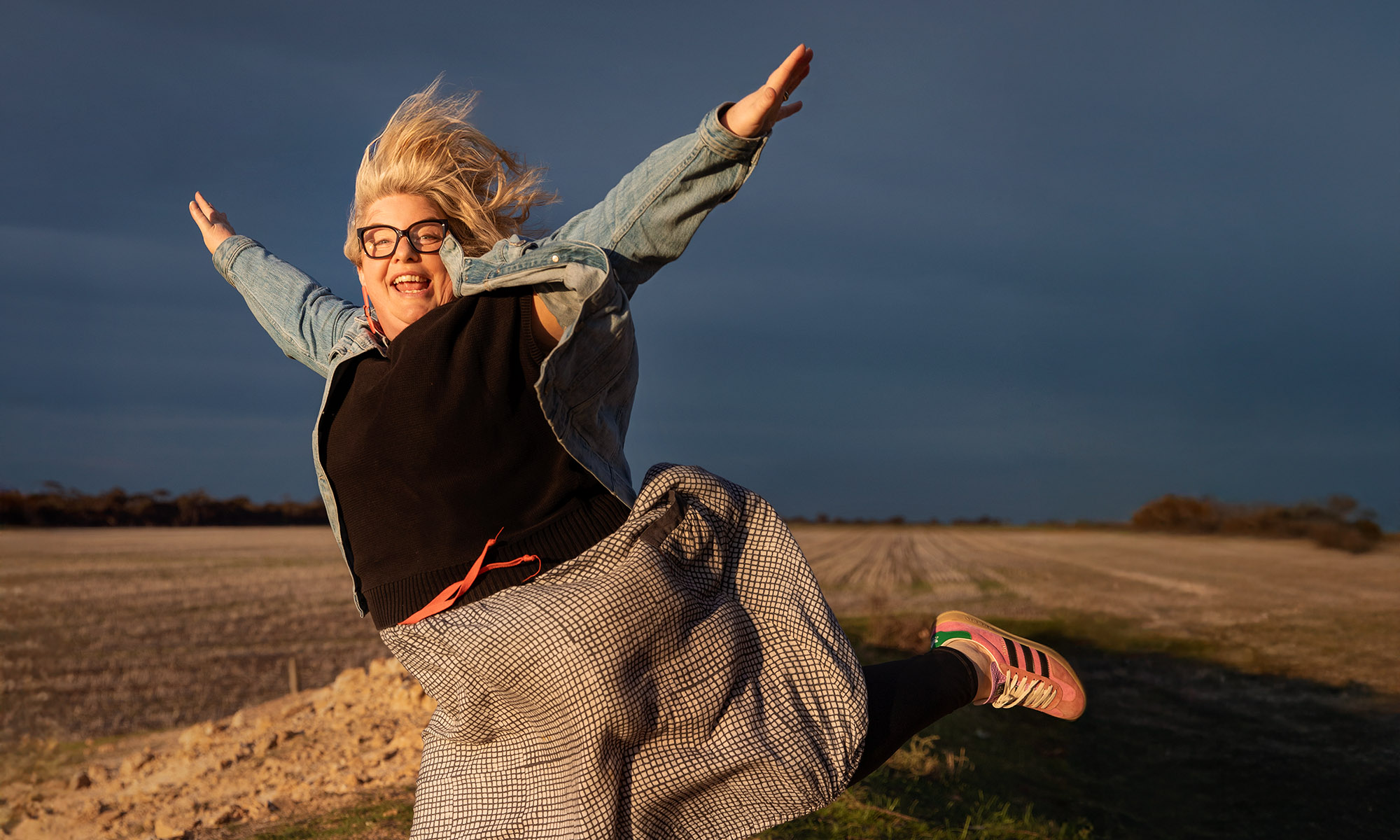 FUN WOMAN FLYING